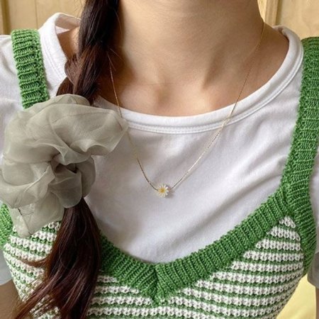 mini daisy necklace